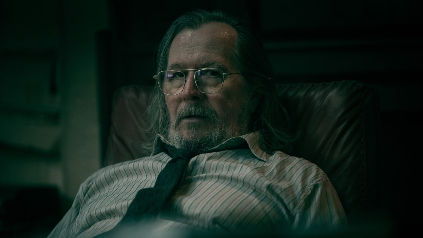 Gary Oldman em cena de Slow Horses