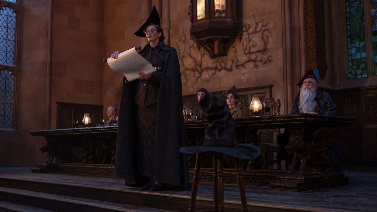 Janet McTeer como Minerva McGonagall e John Lithgow como Alvo Dumbledore em cena da série Harry Potter
