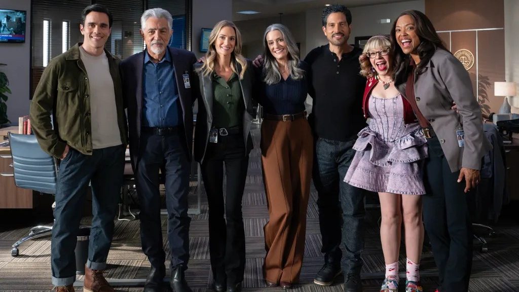 RJ Hatanaka, Joe Mantegna, A.J. Cook, Paget Brewster, Adam Rodriguez, Kirsten Vangsness e Aisha Tyler no set da 20ª temporada de Criminal Minds: Evolution
